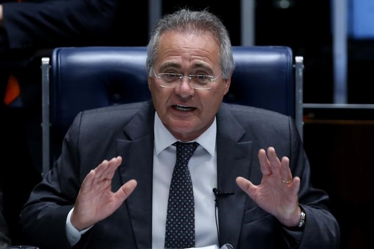 © Reuters. Presidente do Senado, Renan Calheiros, gesticula durante sessão de votação sobre a PEC 55, que limita os gastos públicos, em Brasília, Brasil