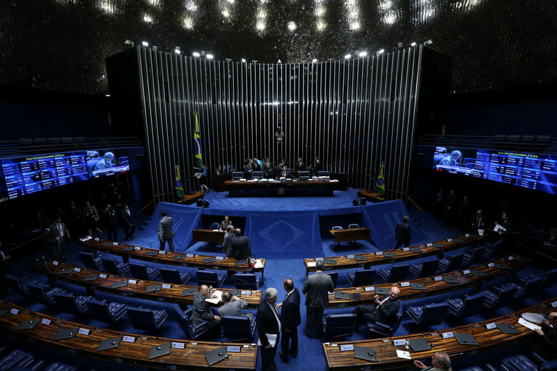 © Reuters. General view of Brazil's Senate during a session of voting on a constitutional amendment, known as PEC 55, that limits public spending, in Brasilia