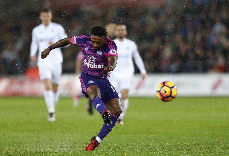 © Reuters. Sunderland's Jermain Defoe takes a shot