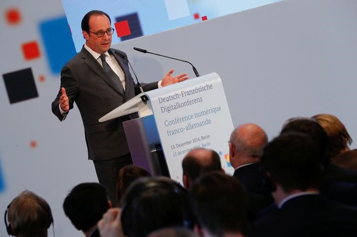 © Reuters. Presidente da França,  François Hollande, fala em conferência digital franco-germânica em Berlim, Alemanha