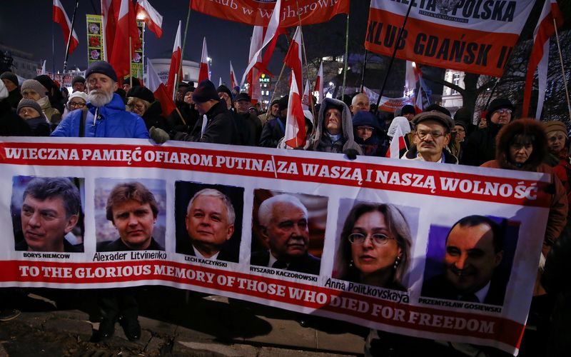 © Reuters. Pro-government activists attend a demonstration to mark the 35th anniversary of the marshal law in Warsaw