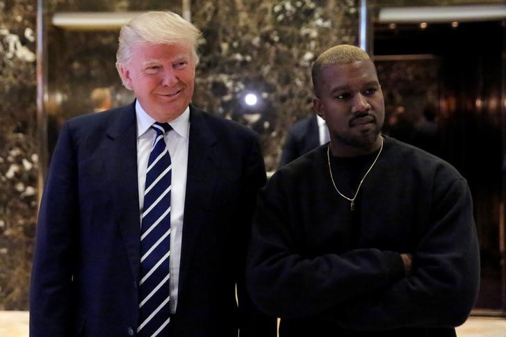 © Reuters. Donald Trump e Kanye West posam na Trump Tower em Nova York