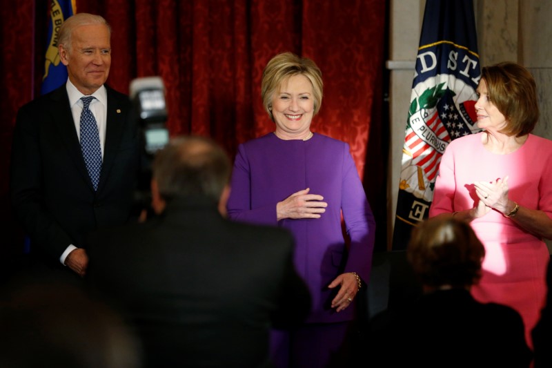 © Reuters. Biden, Clinton and Pelosi attend a portrait unveiling ceremony for Reid on Capitol Hill in Washington