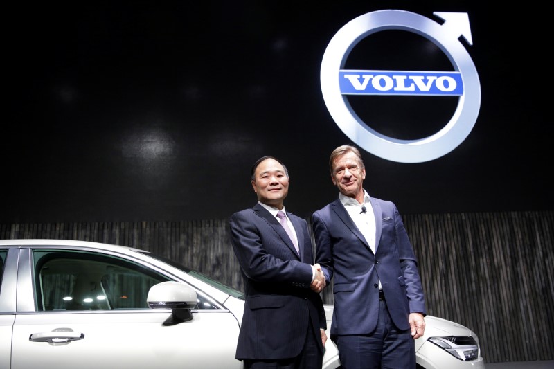 © Reuters. Li Shufu, founder and chairman of Zhejiang Geely Holding Group and Hakan Samuelsson, President and Chief Executive Officer of Volvo attend Volvo's S90 news conference in Shanghai