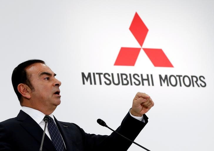 © Reuters. Ghosn, Chairman and CEO of the Renault-Nissan Alliance attends a joint news conference with Mitsubishi Motors Corp's Chairman and CEO Masuko in Tokyo