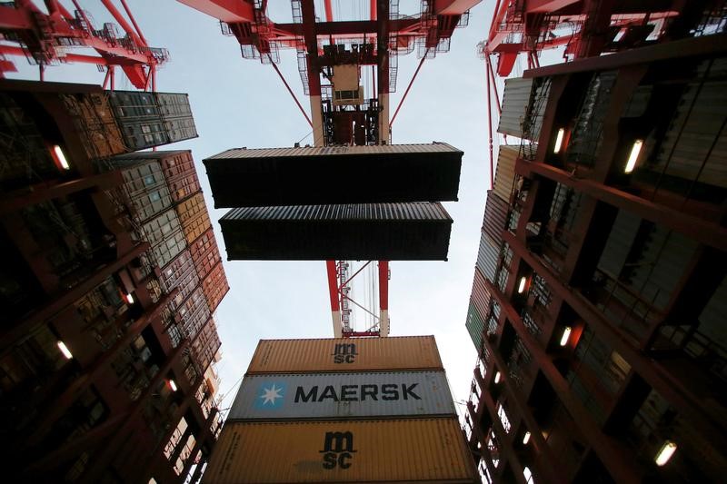 © Reuters. Containers are seen unloaded from the Maersk's Triple-E giant container ship Maersk Majestic, one of the world's largest container ships, at the Yangshan Deep Water Port, part of the  Shanghai Free Trade Zone, in Shanghai