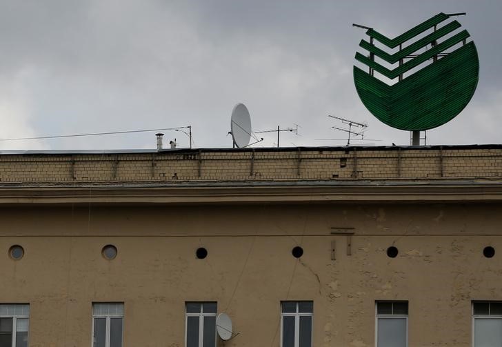 © Reuters. Логотип Сбербанка на здании в центре Москвы