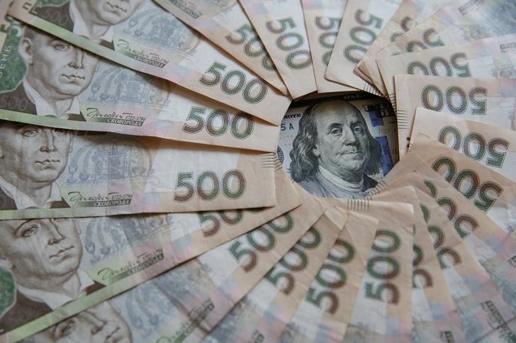 © Reuters. Банкноты по 500 гривен и 100 долларов