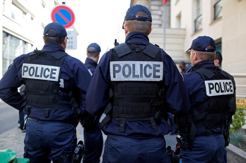 © Reuters. Policiais franceses vistos em Paris