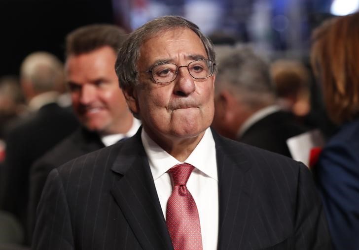 © Reuters. Panetta waits for start of the third and final debate between Republican U.S. presidential nominee Donald Trump and Democratic nominee Hillary Clinton at UNLV in Las Vegas