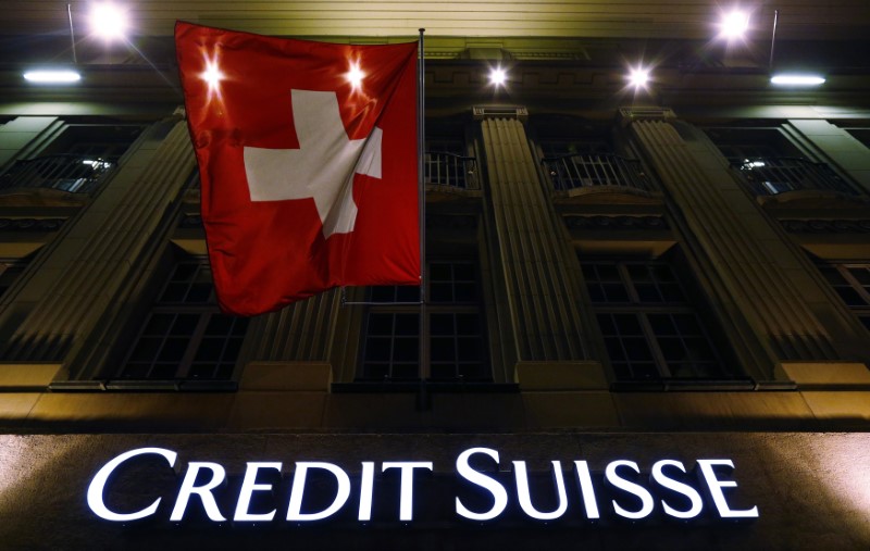 © Reuters. Logo of Swiss bank Credit Suisse is seen below the Swiss national flag at a building in the Federal Square in Bern