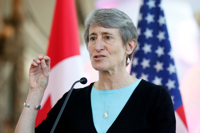 © Reuters. Secretária do Interior dos EUA, Sally Jewell, durante evento no Canadá