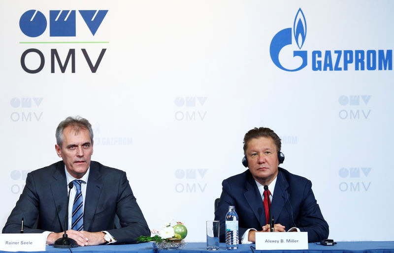 © Reuters. Chief Executive of Austrian oil and gas group OMV Seele and Gazprom chief executive Miller attend a news conference in Vienna