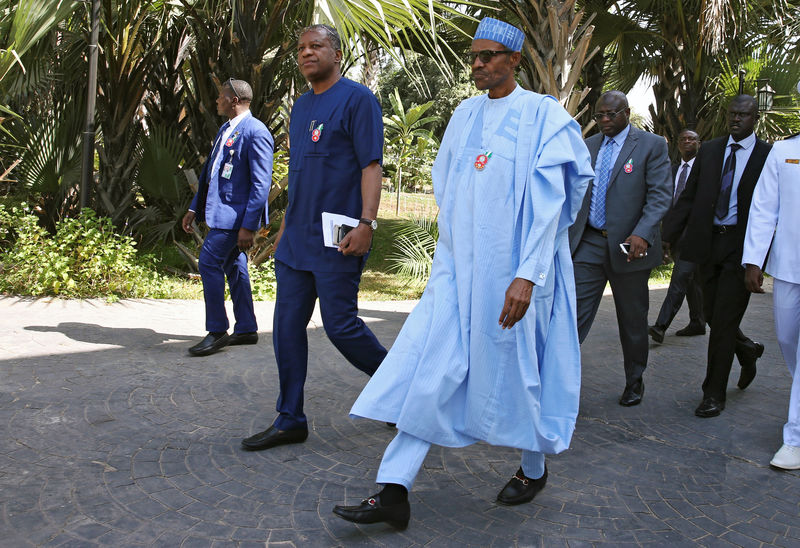 © Reuters. Nigeria's President Muhammadu Buhari is seen on arrival for the international mediation on Gambia election conflict in Banjul