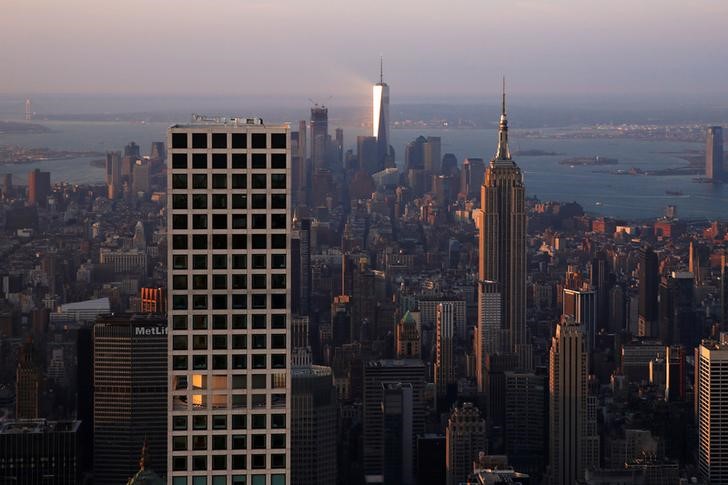 © Reuters. The rising sun reflects off of One World Trade at the southern tip of the Manhattan borough of New York