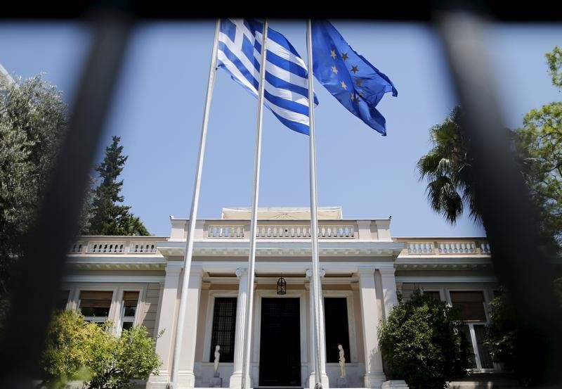 © Reuters. The Greek and the European Union flags flutter in front of Maximos Mansion in Athens