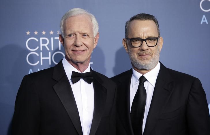 © Reuters. Chesley Sullenberger e Tom Hanks durante evento em Santa Monica