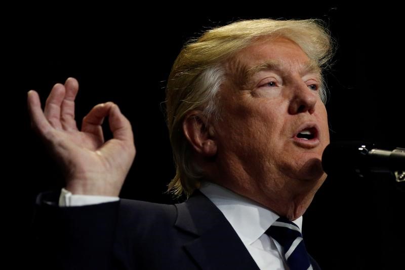 © Reuters. U.S. President-elect Donald Trump speaks at the USA Thank You Tour event at the Wisconsin State Fair Exposition Center in West Allis, Wisconsin