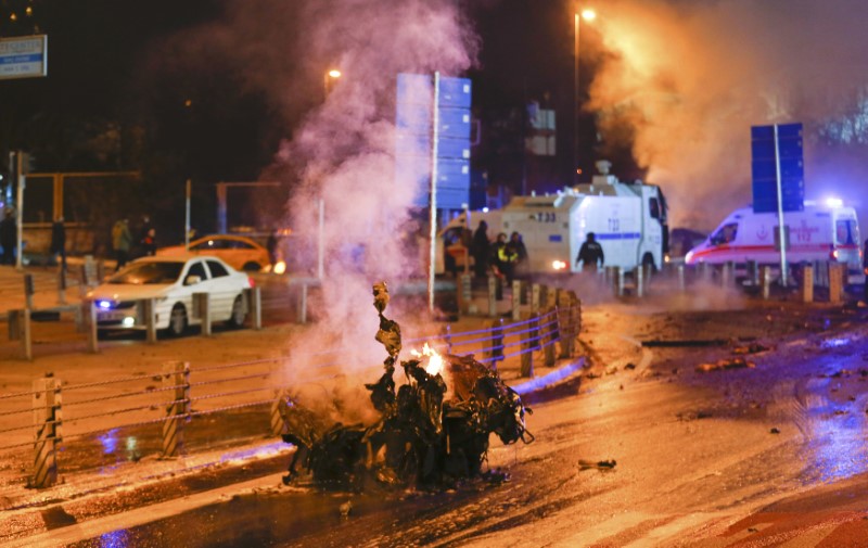 © Reuters. Police arrive at the site of an explosion in central Istanbul