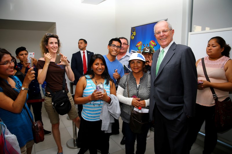 © Reuters. Peruvian President Pedro Pablo Kuczynski poses for a picture during a meeting with members of the Peruvian community in Santiago during Kuczynski's two days official visit to Chile