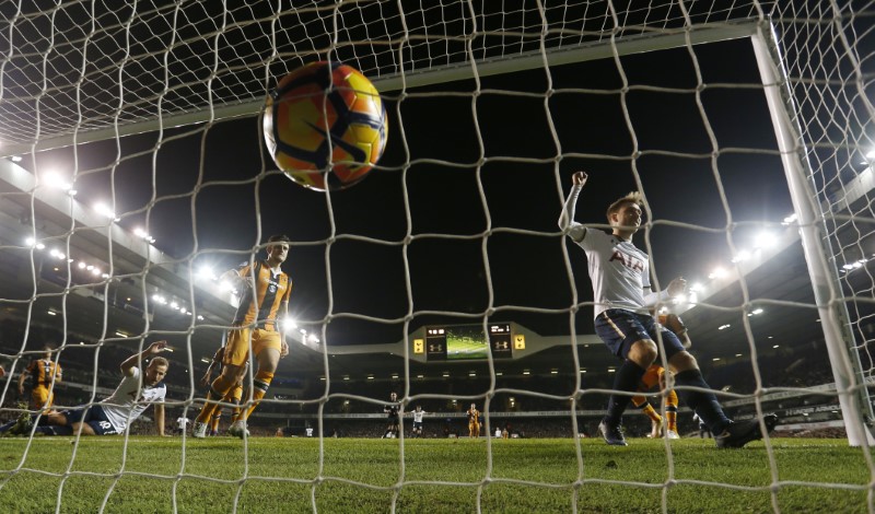 © Reuters. اريكسن يتألق في فوز توتنهام على هال في الدوري الانجليزي