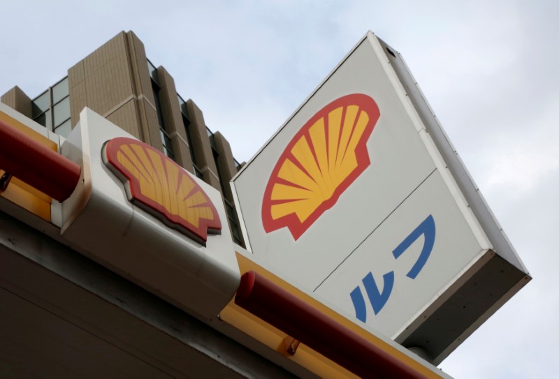 © Reuters. Showa Shell Sekiyu's logo is seen at its gas station in Tokyo