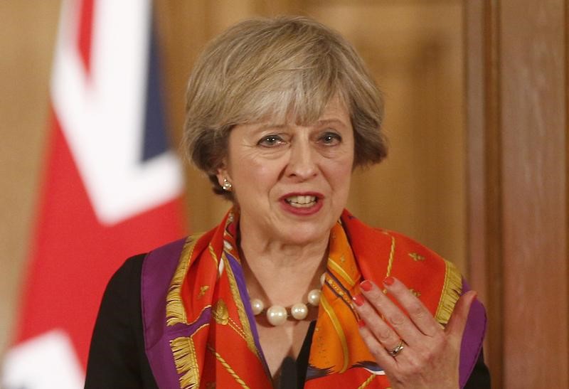 © Reuters. رئيسة وزراء بريطانيا تطلع الاتحاد الأوروبي على خططها لبدء محادثات الخروج من التكتل