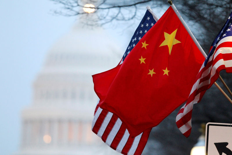 © Reuters. Chinese flag and the U.S. Stars and Stripes fly along Pennsylvania Avenue near the U.S. Capitol in Washington