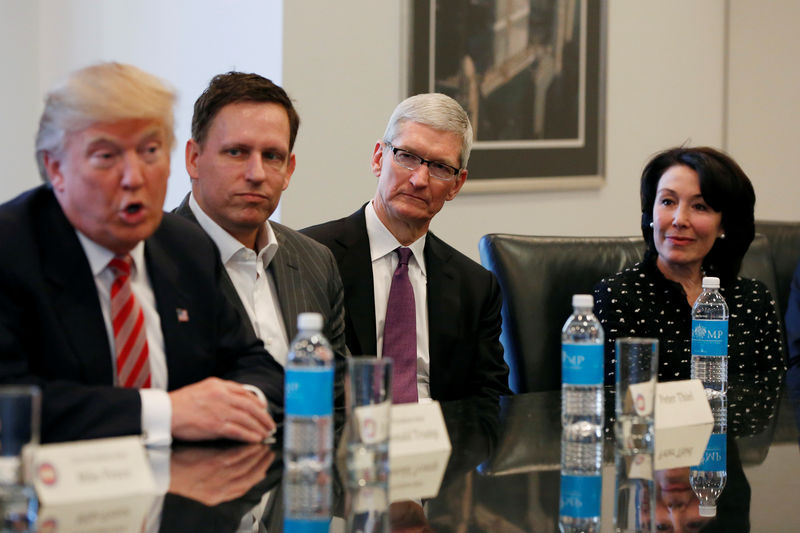 © Reuters. Trump se reúne con ejecutivos tecnológicos para suavizar diferencias