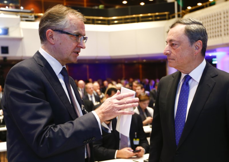 © Reuters. Pentti Hakkarainen, Deputy Governor of Bank of Finland and European Central Bank (ECB) President Mario Draghi speak during the Euro Finance Week in Frankfurt