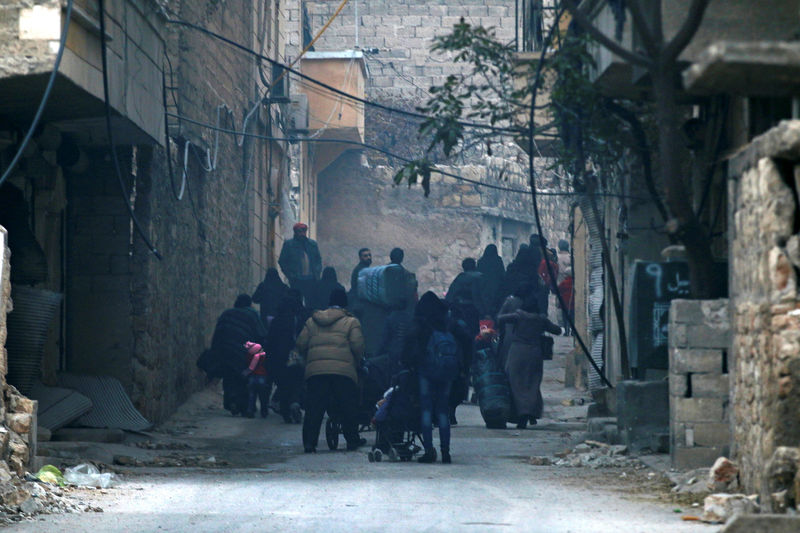 © Reuters. رئيس خدمة الإسعاف: قوات موالية للأسد تطلق النار على قافلة تغادر شرق حلب