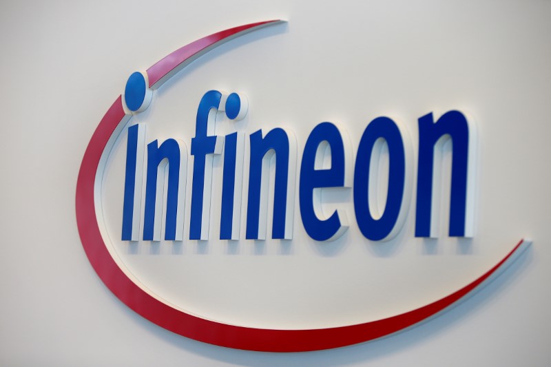 © Reuters. Logo of German semiconductor manufacturer Infineon is pictured before annual news conference in Munich