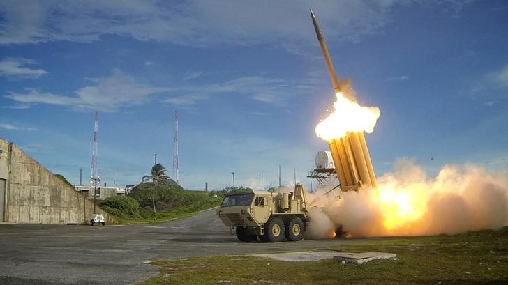© Reuters. A Terminal High Altitude Area Defense (THAAD) interceptor is launched during a successful intercept test