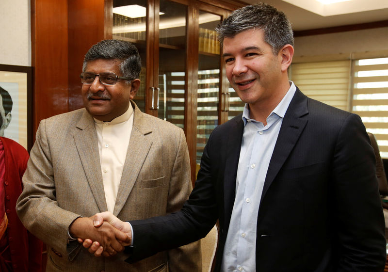 © Reuters. India’s Minister of Law and Information and Technology Prasad shakes hands with Uber CEO Kalanick before the start of their meeting in New Delhi