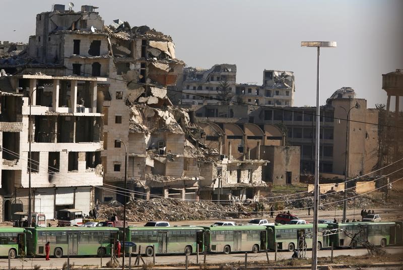 © Reuters. شاهدة من رويترز: حافلات خضراء تدخل حلب لإجلاء مقاتلين