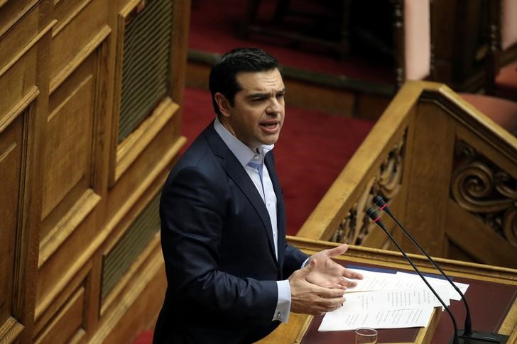 © Reuters. Greek PM Tsipras delivers a speech during a parliamentary session before a budget vote in Athens