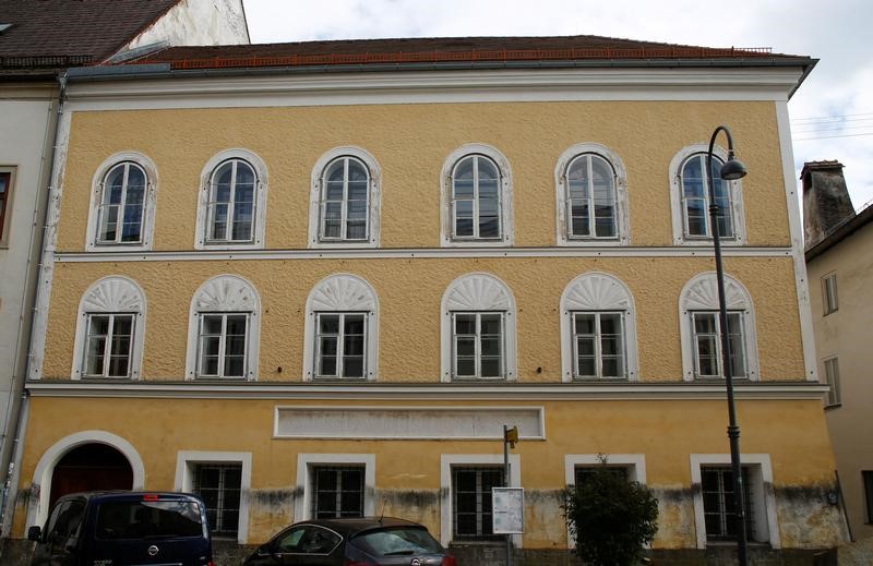 © Reuters. نواب النمسا يوافقون على الاستحواذ على منزل شهد ولادة هتلر