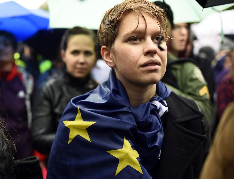 © Reuters. Demonstrators take part in a protest aimed at showing London's solidarity with the European Union following the recent EU referendum, inTrafalgar Square, central London