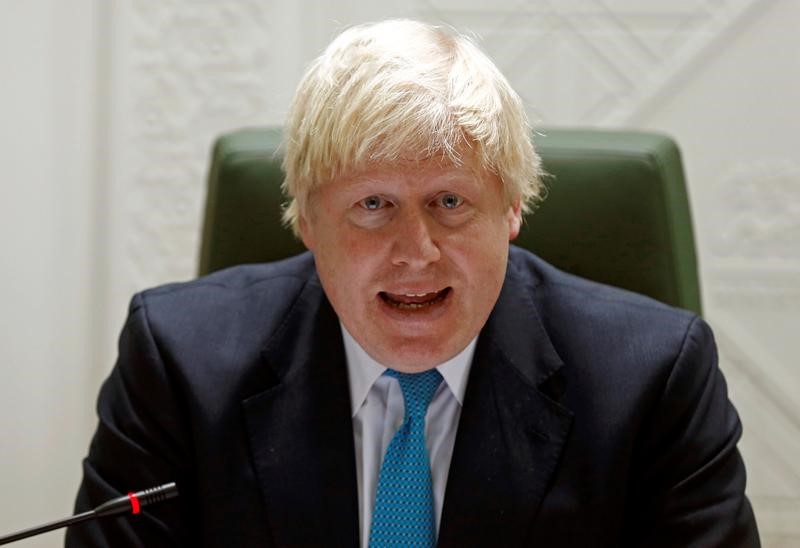 © Reuters. وزير خارجية بريطانيا يسخر من ملابس رئيسة الوزراء
