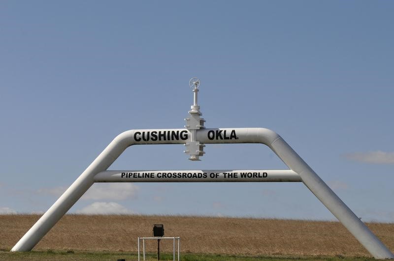 © Reuters. A sign built out of a pipeline that reads "pipeline crossroads of the world" welcomes visitors to town in Cushing