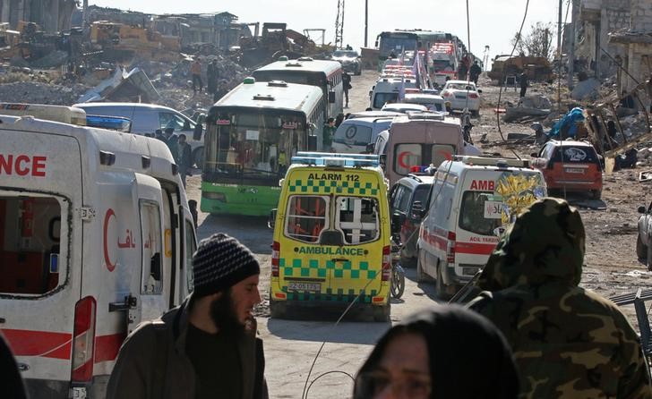 © Reuters. مسؤول سوري يقول 951 غادروا حلب الشرقية في أول قافلة