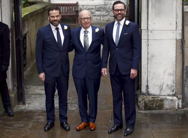 © Reuters. Rupert Murdoch poses for a photograph with his sons Lachlan and James as they arrive at St Bride's church for a service to celebrate the wedding between Murdoch and Jerry Hall in London