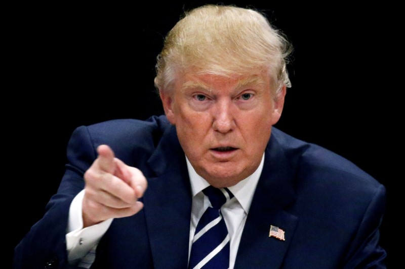 © Reuters. U.S. Republican presidential nominee Donald Trump appearing at a campaign roundtable event in Manchester