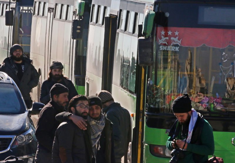 © Reuters. مصدر سوري رسمي يرجح خروج قافلة إجلاء ثانية من حلب يوم الخميس