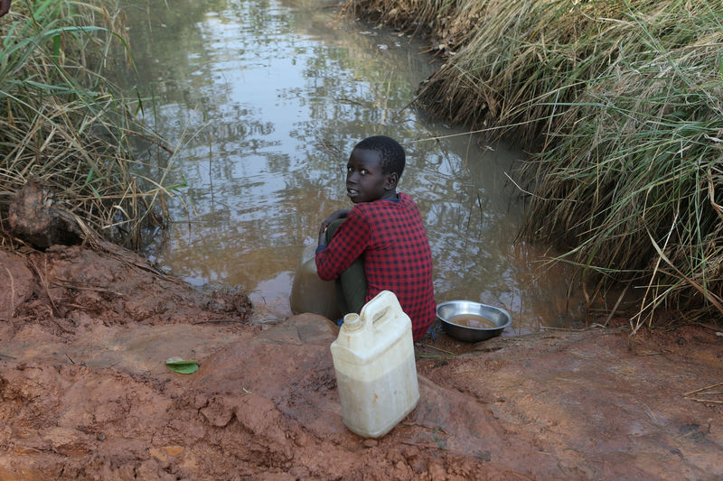 © Reuters. A child who fled fighting in South Sudan collects water from a valley at Bidi Bidi refugee’s resettlement camp near the border with South Sudan, in Yumbe district