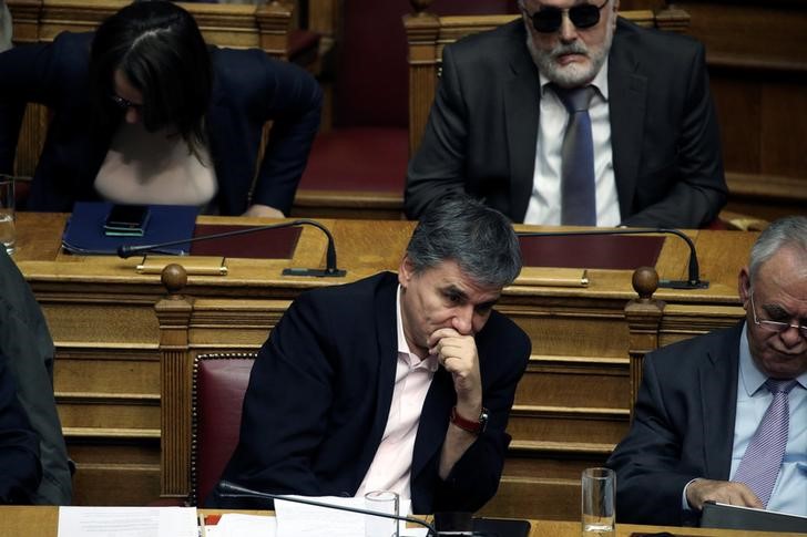 © Reuters. Greek Finance Minister Tsakalotos attends a parliamentary session before a budget vote in Athens