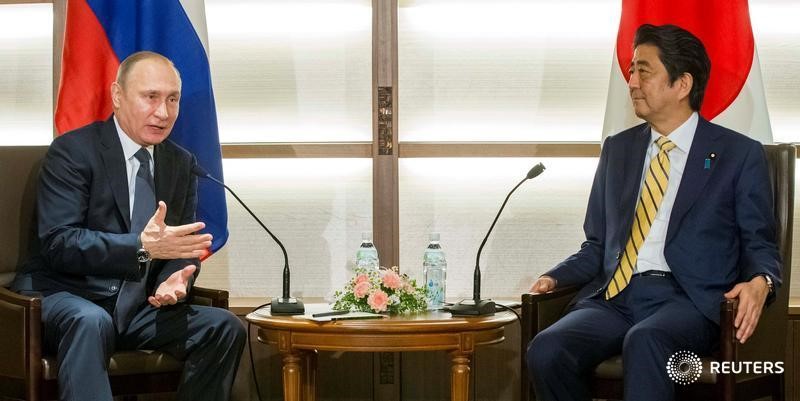 © Reuters. Putin e Abe conversam em Nagato