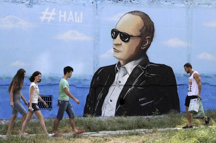 © Reuters. Граффити, изображающее президента РФ Владимира Путина на здании в Симферополе