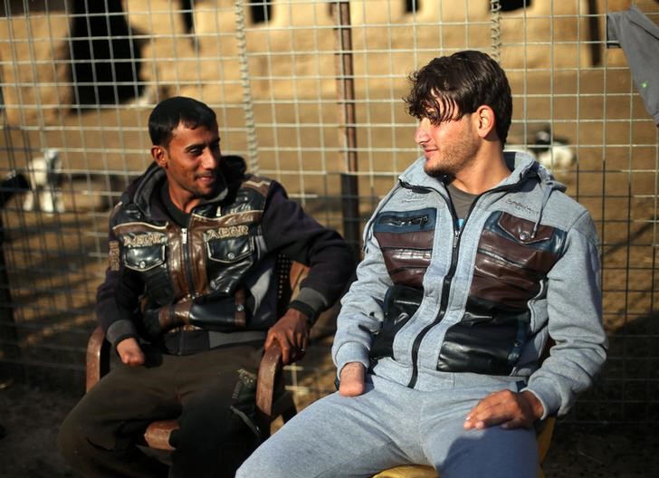 © Reuters. تحقيق-آثار حكم الدولة الإسلامية تلازم شقيقين بعد تحريرهما من الموصل