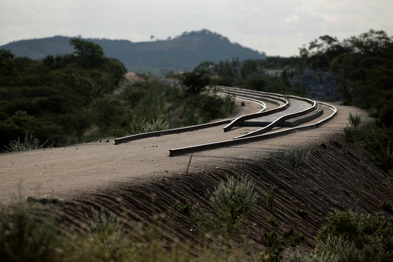 © Reuters. Trecho de obra não concluída da ferrovia Transnordestina em Custódia, Pernambuco